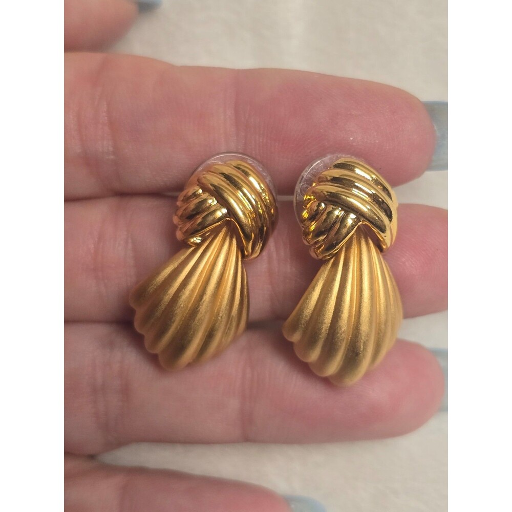 Vintage Monet Gold Tone Shell Drop Earrings Signed Pierced Earrings ear44